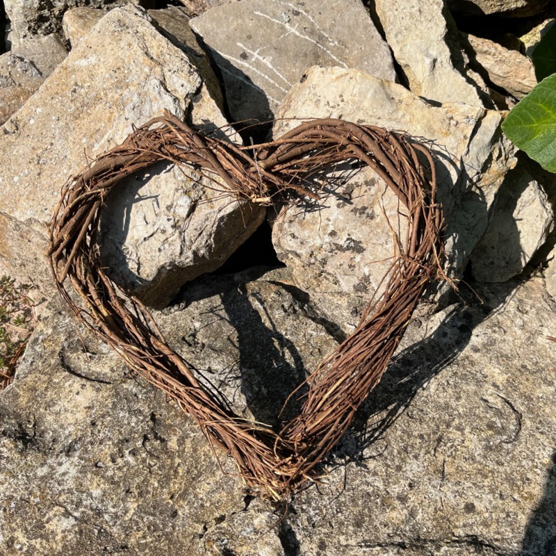 Herz aus Naturmaterial zum Aufhängen