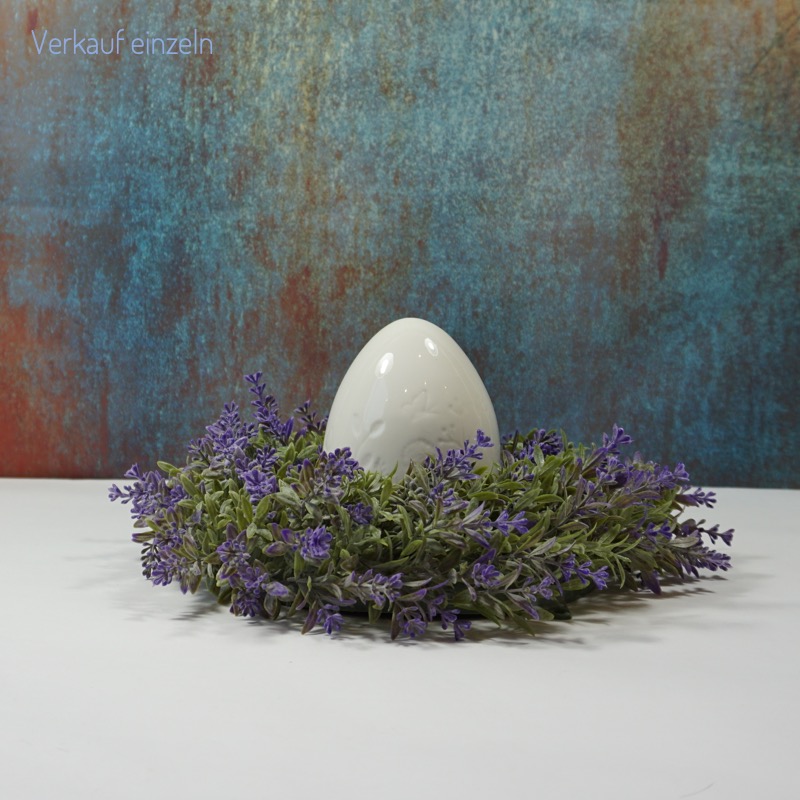 weißes Keramikei mit Blumenmotiv