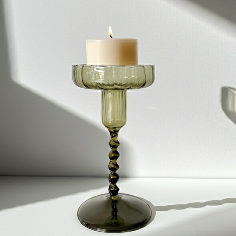 Kerzenständer aus Glas – mit gedrehtem Stiel