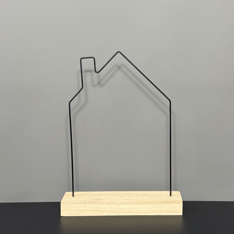 Trockenblumenleiste in Form eines Hauses