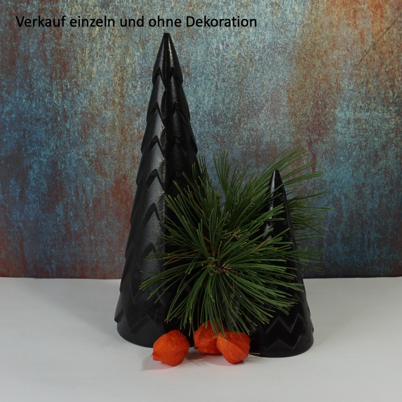 schwarze Tannenbaumfiguren aus Holz