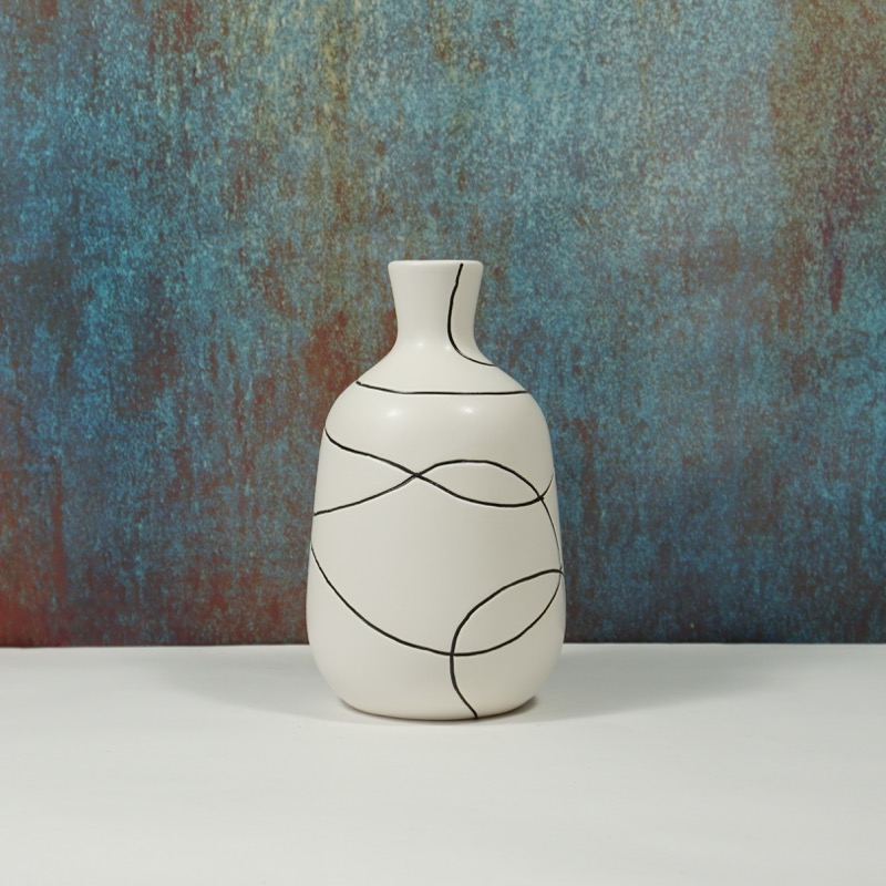 Vase aus Keramik mit feinen Linien (19cm)