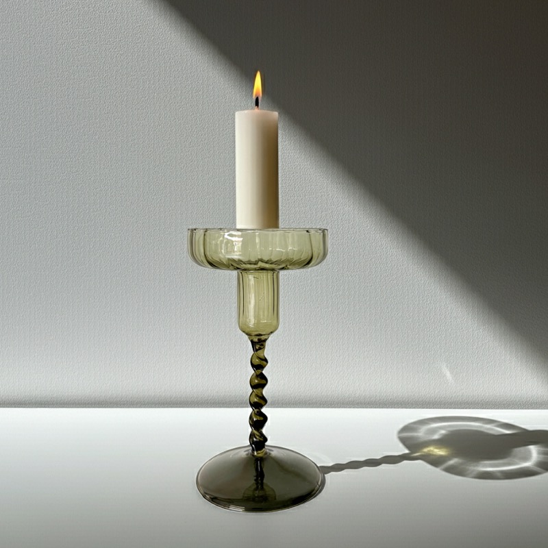 Kerzenständer aus Glas – mit gedrehtem Stiel