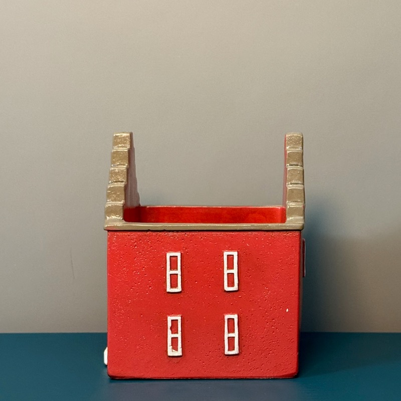 Bunte Blumentöpfe aus Keramik in Hausform – sortierte Designs