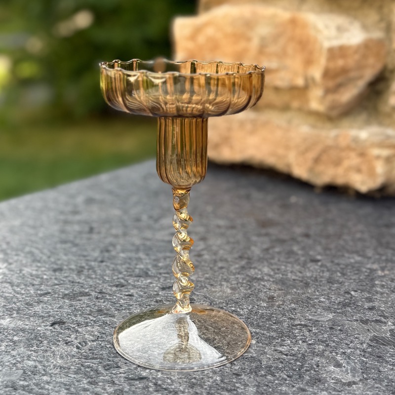 Kerzenständer aus Glas – mit gedrehtem Stiel amberfarben