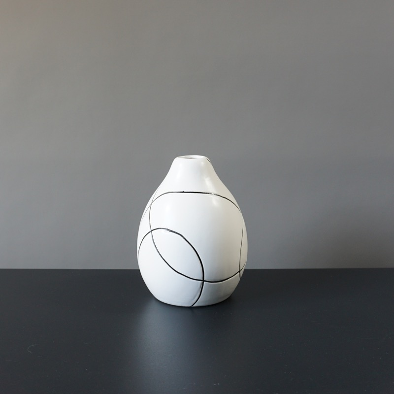 Vase aus Keramik mit feinen Linien (12cm)