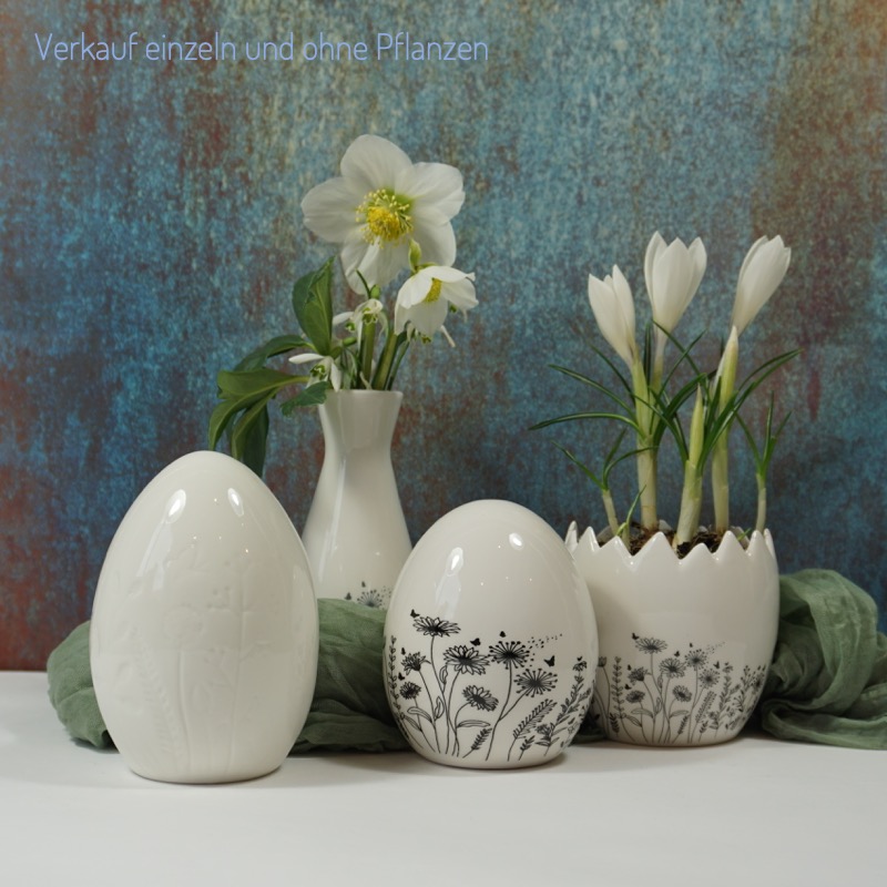 weißes Keramikei mit Blumenmotiv