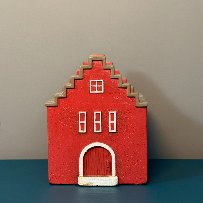 Bunte Blumentöpfe aus Keramik in Hausform – sortierte Designs