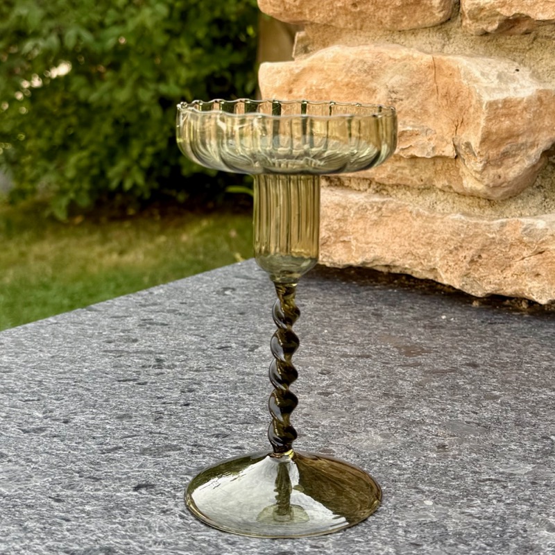 Kerzenständer aus Glas – mit gedrehtem Stiel