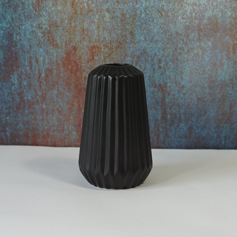 schwarze Vase (gerillt, 15cm)