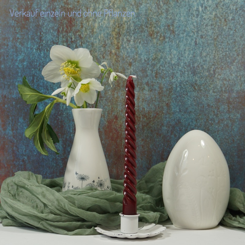 weißes Keramikei mit Blumenmotiv