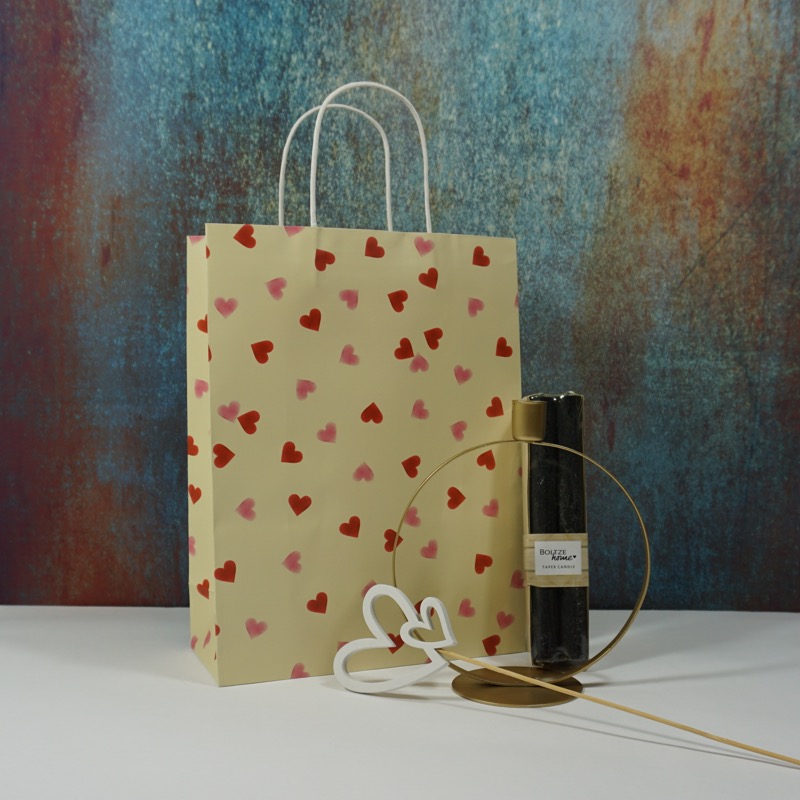 Valentinstagsset mit goldfarbenen Kerzenständer