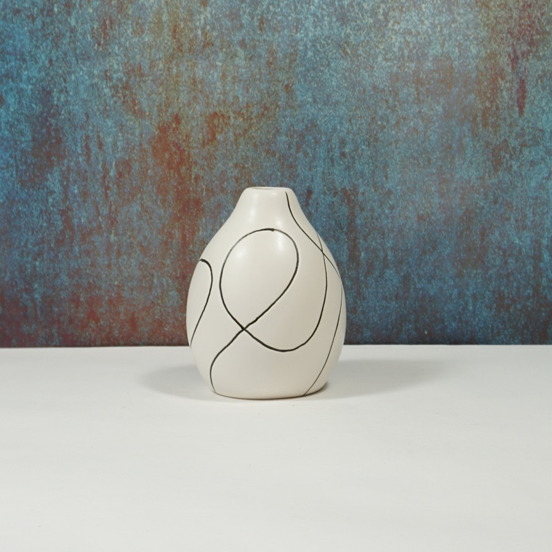 Vase aus Keramik mit feinen Linien (12cm)
