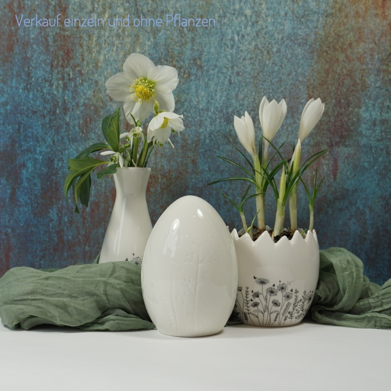 weißes Keramikei mit Blumenmotiv