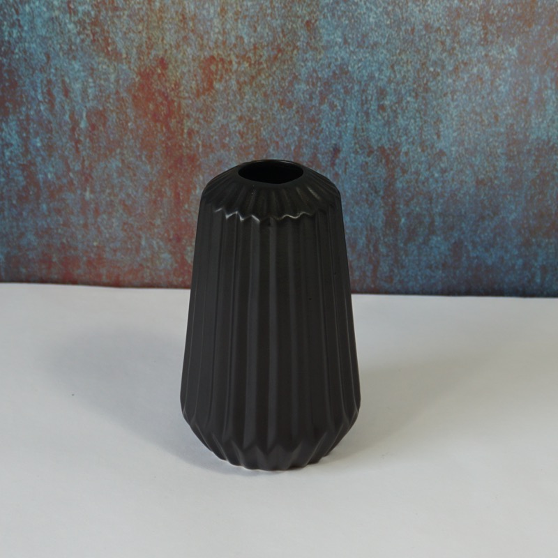 schwarze Vase (gerillt, 15cm)
