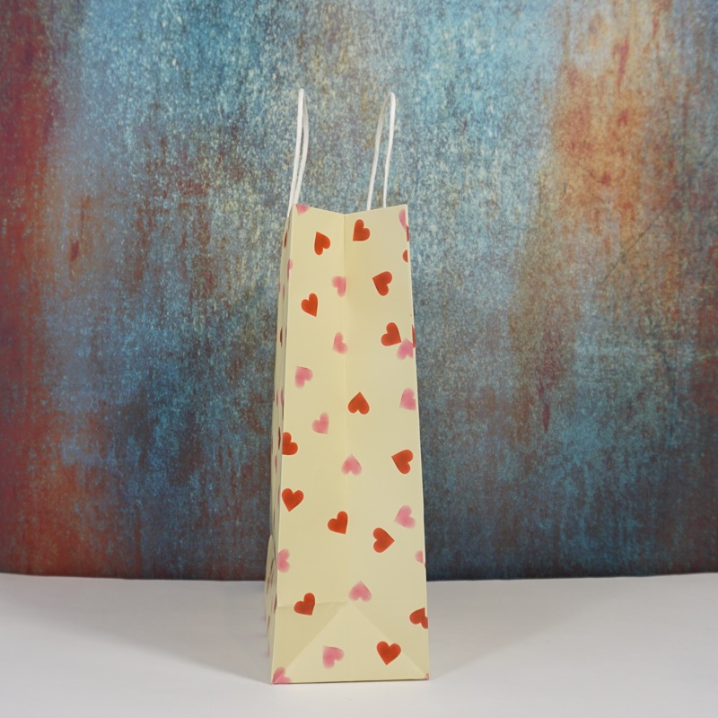 Geschenktüte mit Herzmotiv (beige)
