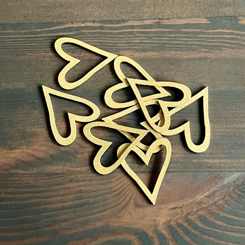 goldfarbene Holzherzen zum Streuen