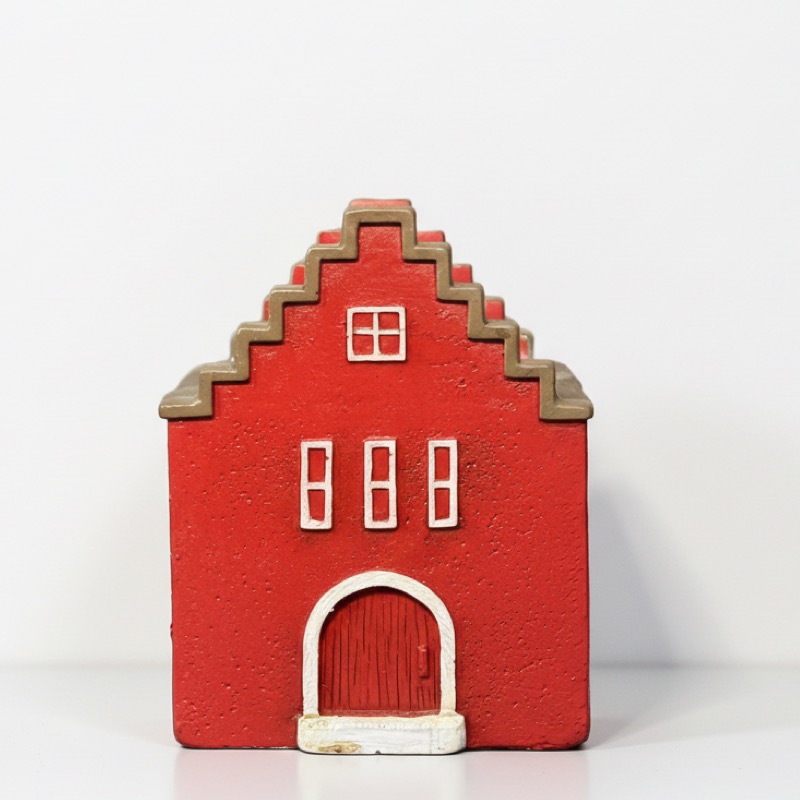 Bunte Blumentöpfe aus Keramik in Hausform – sortierte Designs