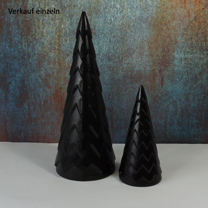 schwarze Tannenbaumfiguren aus Holz