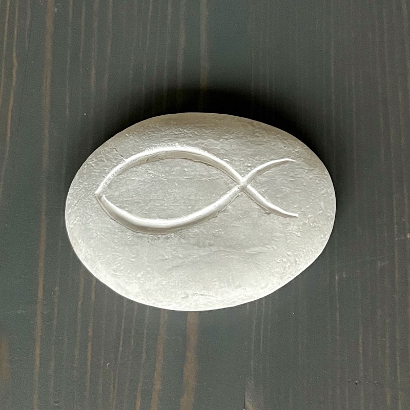 Dekostein aus Zement mit Fischmotiv