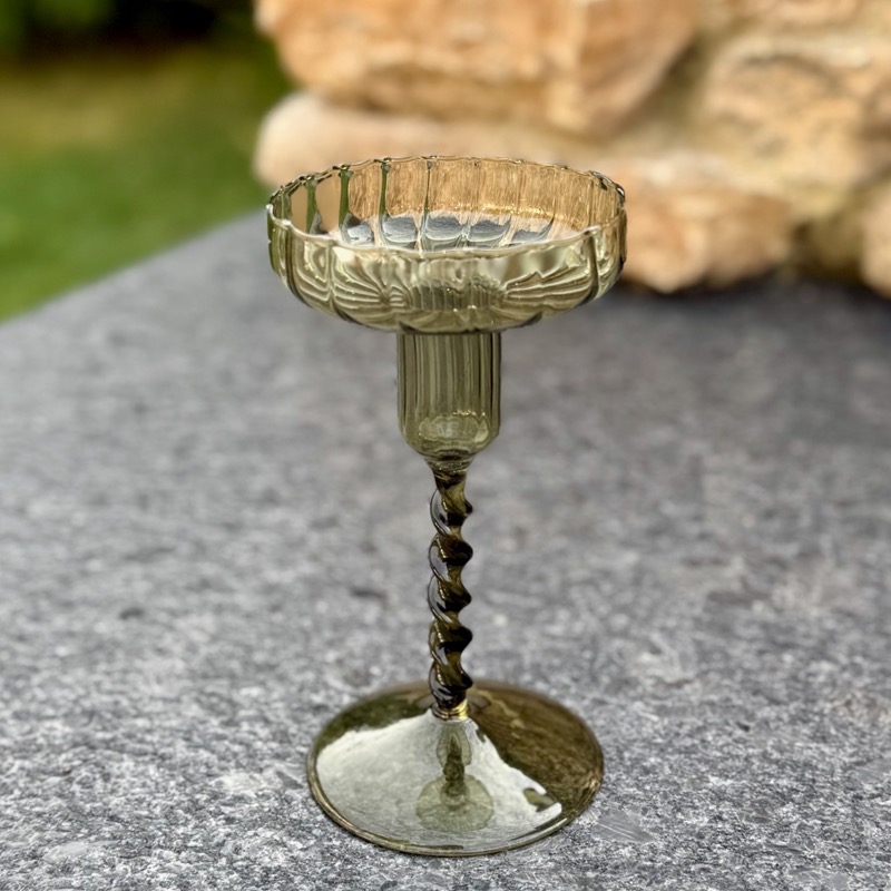Kerzenständer aus Glas – mit gedrehtem Stiel gruen