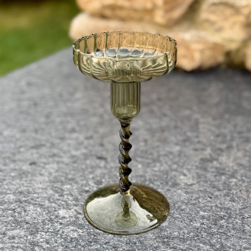 Kerzenständer aus Glas – mit gedrehtem Stiel gruen